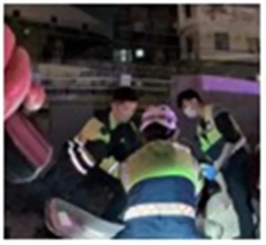 婦人抽搐倒臥車道險象環生　彰化警火速救援送醫