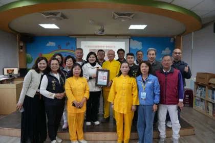 原始宮捐助學童午餐費11年不輟　張麗善縣長赴民生國小致贈感謝狀