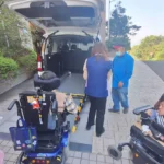 張姓姊妹以父母之名慨捐百萬復康福祉車　嘉惠八里愛心教養院院生