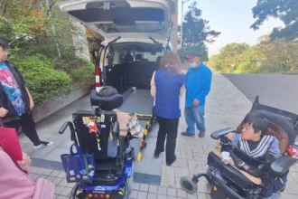 張姓姊妹以父母之名慨捐百萬復康福祉車　嘉惠八里愛心教養院院生