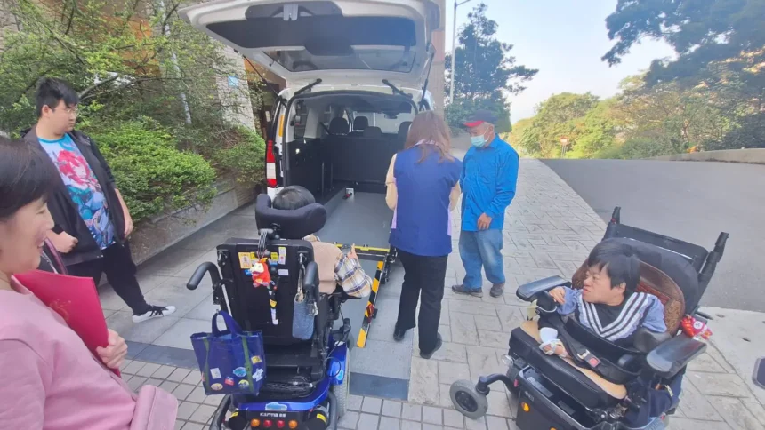 張姓姊妹以父母之名慨捐百萬復康福祉車　嘉惠八里愛心教養院院生