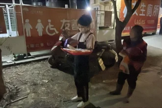 燈會攤販深夜送暖　為燈會清潔員遞上美味消夜