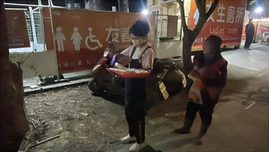 燈會攤販深夜送暖　為燈會清潔員遞上美味消夜