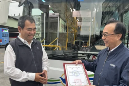 公車駕駛長劉信男　路上遇長者突昏倒　立即停車求援　為生命按下守護鍵