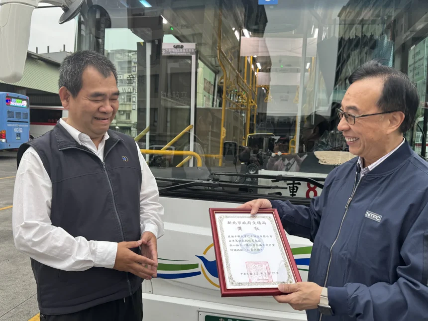 公車駕駛長劉信男　路上遇長者突昏倒　立即停車求援　為生命按下守護鍵