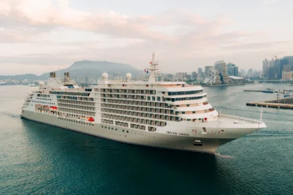 銀海郵輪「銀海明月號」首次靠泊高雄港　外籍旅客體驗港都文化魅力