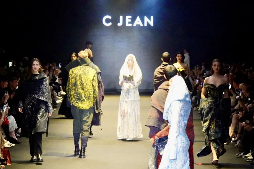 「佛系時尚」：佛教人文與當代時尚的靈魂交織 C JEAN 簡君嫄以「生活禪」啟幕 文化部主辦26AW 臺北時裝週 邀請楠西萬佛寺方丈-法藏大和尚出任哲學藝術導師，演繹「SA TA NA MA」生命序曲
