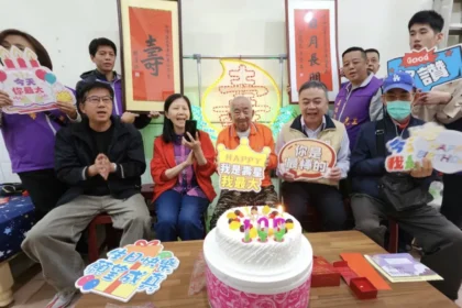 高雄市榮服處　為百歲榮民管爺爺慶生