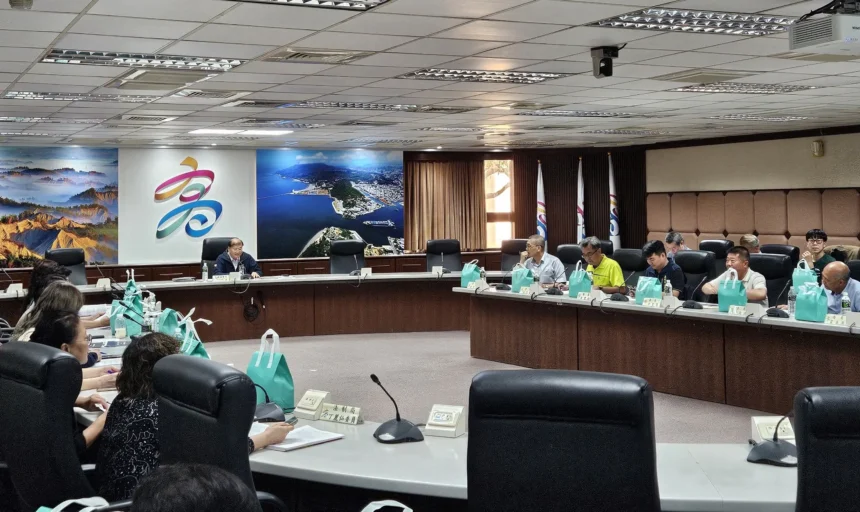 高市府召開勞工自治委員會　頒發新聘聘書並致匾感謝委員長期貢獻