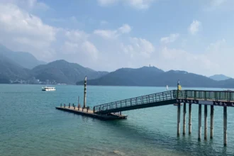 日月潭水位持續下降　日管處啟動朝霧碼頭浮排拖離作業　水位如跌破 740 公尺 不排除封閉碼頭暫停營運