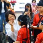 嘉義市古禮抓週暨開筆禮溫馨登場　黃敏惠擔任啟蒙老師期許孩子「勤學孝親」