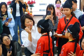 嘉義市古禮抓週暨開筆禮溫馨登場　黃敏惠擔任啟蒙老師期許孩子「勤學孝親」