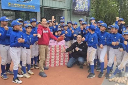 傳承最珍貴的力量　何志偉探望福林國小少棒隊　盼棒球扎根孕育台灣未來之光