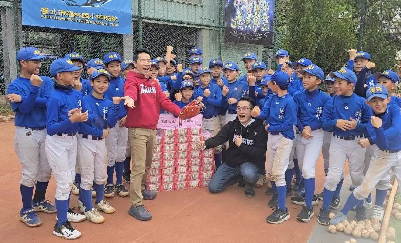 傳承最珍貴的力量　何志偉探望福林國小少棒隊　盼棒球扎根孕育台灣未來之光