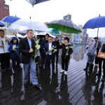 海洋廣場拋百合追思　基隆紀念二二八79週年