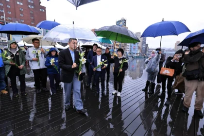 海洋廣場拋百合追思　基隆紀念二二八79週年