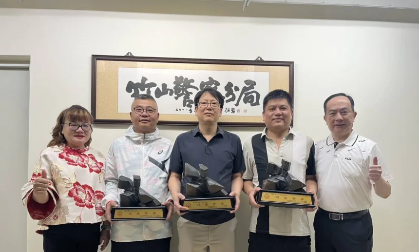 竹山警榮耀退休　致敬治安守護者