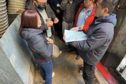 基隆廟口商圈側溝油污污染　環保局連兩日稽查開罰逾10萬元