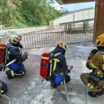 校園太陽能板火災實兵演練　基隆消防強化RIT快速救援與Mayday自救機制