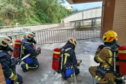 校園太陽能板火災實兵演練　基隆消防強化RIT快速救援與Mayday自救機制