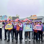 南投警分局松柏嶺上元慶元宵　擔桃祝壽結合交安防詐宣導　