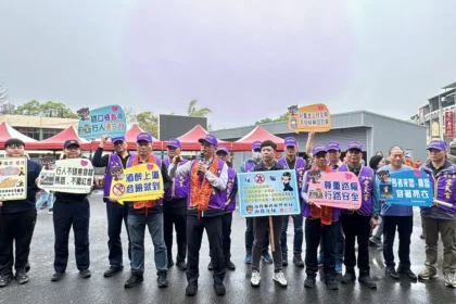 南投警分局松柏嶺上元慶元宵　擔桃祝壽結合交安防詐宣導　