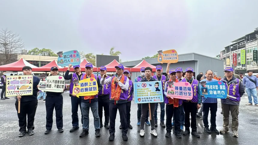 南投警分局松柏嶺上元慶元宵　擔桃祝壽結合交安防詐宣導　