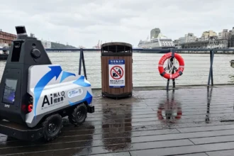謝國樑考察引進！基隆啟用「AI無人稽查車」　四月起正式上線抓髒亂
