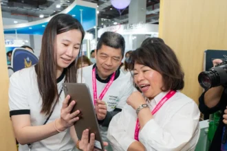 黃敏惠南港展覽館「抓詐騙」！ 體驗AR實境遊戲破解話術陷阱