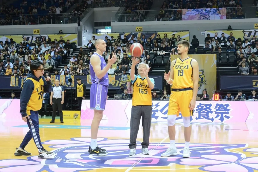 籃球場上詐の防守！警政署長開球傳遞反詐精神