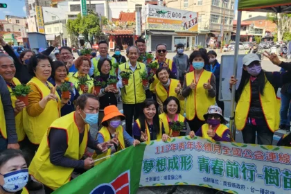 植樹節大家一起種樹減碳！埔里鎮公所前民眾大排長龍領樹苗、盆栽