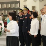 嘉義市春祭國殤　黃敏惠率軍警追思、頒慰問金關懷遺族