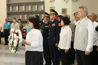嘉義市春祭國殤　黃敏惠率軍警追思、頒慰問金關懷遺族