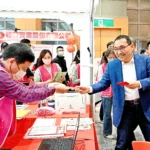 不畏元宵細雨　新春就博會湧千人　侯友宜祝福民眾馬力全開　求職順利