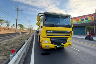 高雄曳引車與機車碰撞　騎士魂斷大車輪下