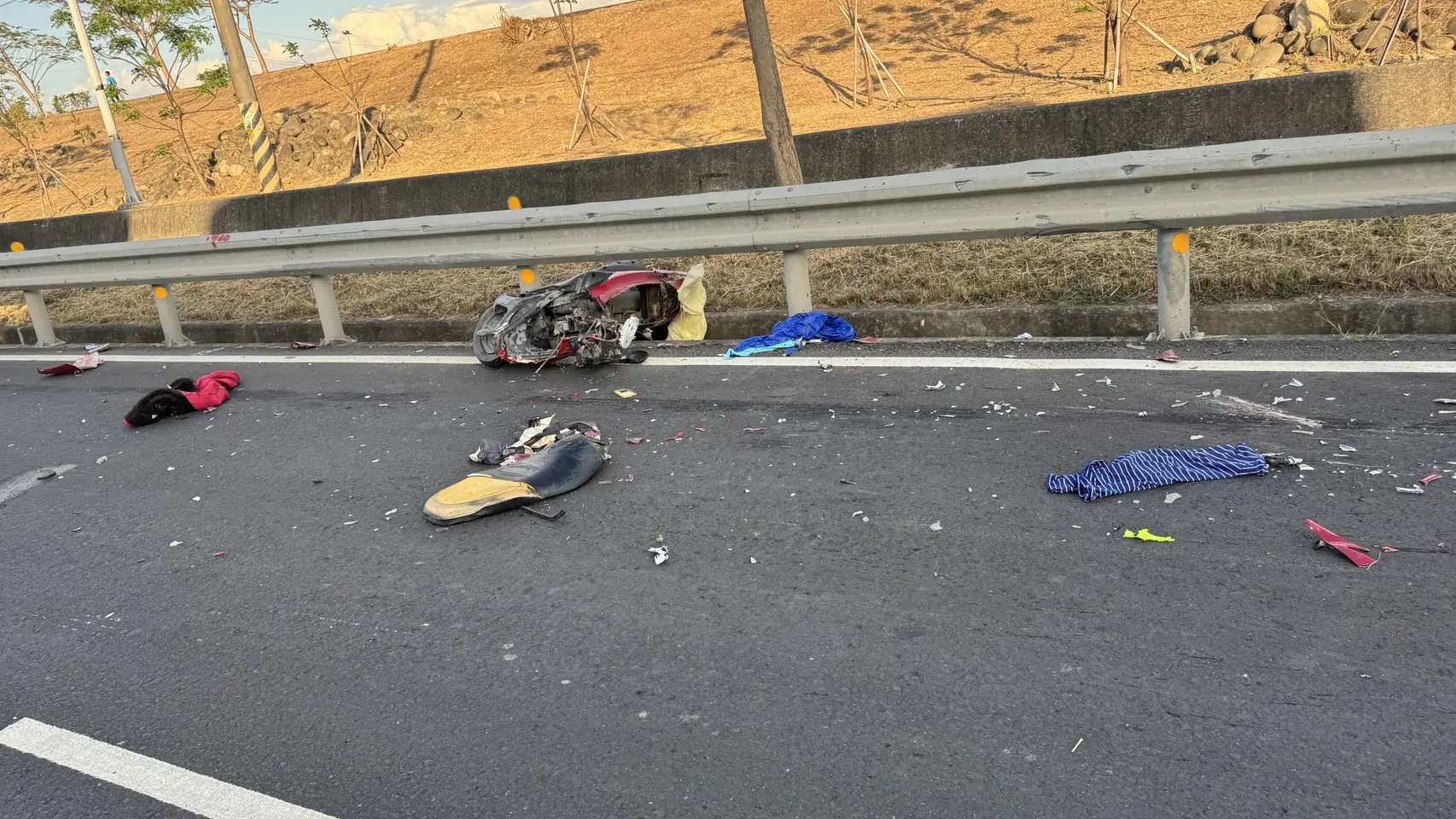 曳引車與機車碰撞，騎士當場死亡。翻攝畫面