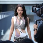 曾薀帆華麗回歸 拍MV搏命演出 登 7 層樓天橋對嘴 坐車門大演「玩命關頭」