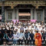 龍山寺廟埕舉行萬華區成年禮　47位青年循古禮、製銅飾謝親恩