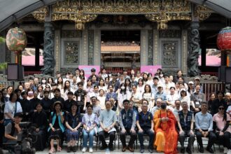 龍山寺廟埕舉行萬華區成年禮　47位青年循古禮、製銅飾謝親恩