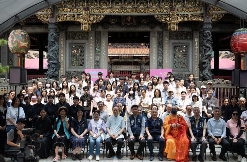 龍山寺廟埕舉行萬華區成年禮　47位青年循古禮、製銅飾謝親恩