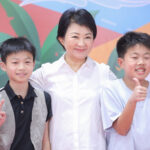 盧市長表揚1,300名模範暨健康兒童　可愛Pose配合擺拍、溫馨獻上「市長抱抱」鼓勵學子