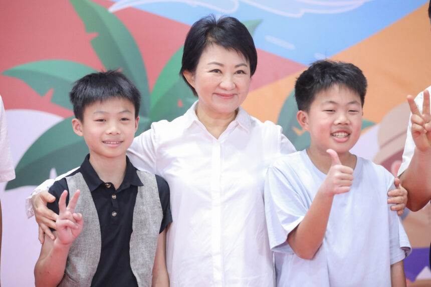 盧市長表揚1,300名模範暨健康兒童　可愛Pose配合擺拍、溫馨獻上「市長抱抱」鼓勵學子