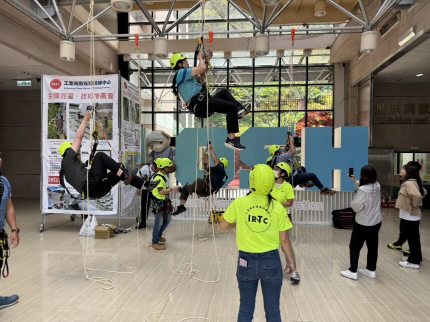 響應世界職業安全衛生日　中市勞工局取經桃機與IRTC　導入科技減災與強化高樓繩索作業安全