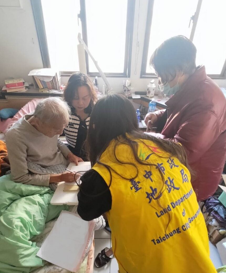 徵收補償費領取免奔波！　中市地政局推到府、到點發放服務　貼心照顧弱勢族群