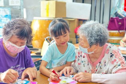 全國最多！　中市文康車深入社區20年 就近提供長輩多元樂齡生活