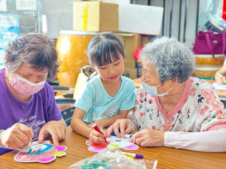全國最多！　中市文康車深入社區20年 就近提供長輩多元樂齡生活