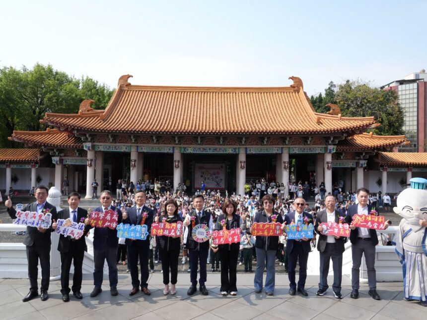 考前衝刺最強祝福！　台中孔廟「朱筆加持」為考生添好運