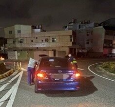 和美暖警助民眾推拋錨車輛　避免交通事故