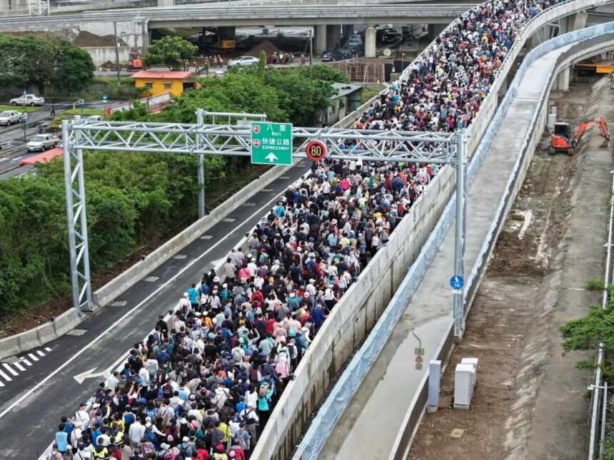 見證世紀地標　淡江大橋健行創紀錄　十萬人潮擠爆淡水