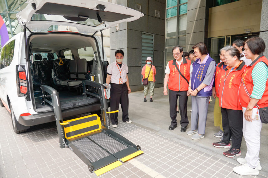板橋義橋宮集結信眾善心　捐贈雙輪椅座位復康巴士